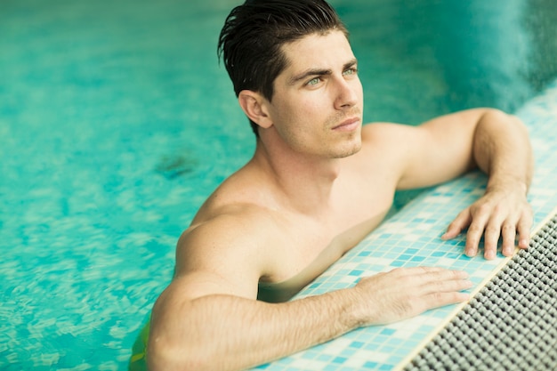 Joven en la piscina