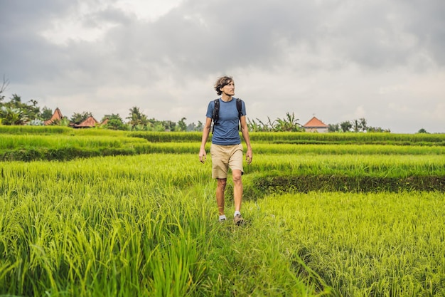 Joven en la plantación de campo de arroz en cascada verde. Bali, Indonesia.