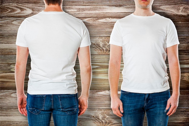 Foto joven con plantilla de camiseta en blanco