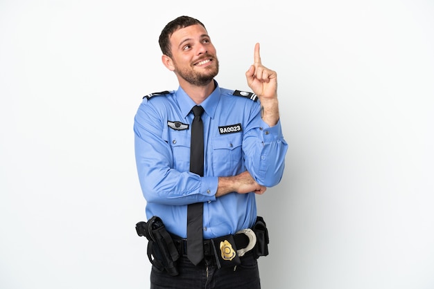 Joven policía brasileño aislado sobre fondo blanco apuntando hacia una gran idea