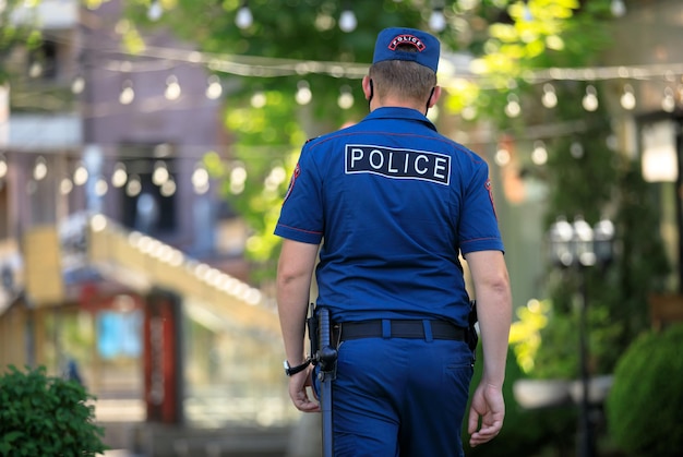 El joven policia en la calle backgroundxA