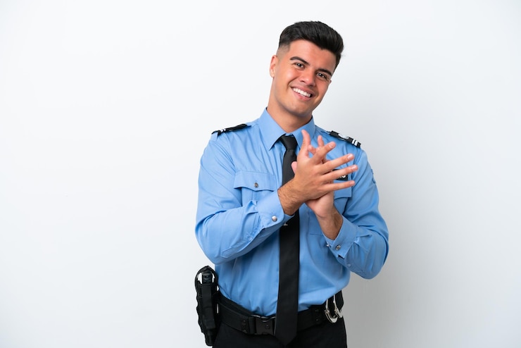 Foto joven policía caucásico aislado de fondo blanco aplaudiendo después de la presentación en una conferencia