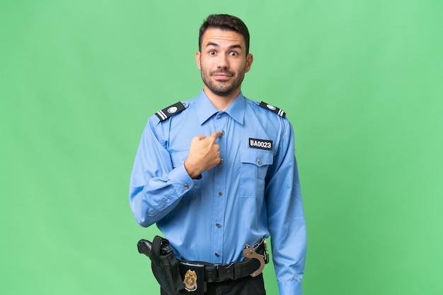 Foto joven policía caucásico sobre un fondo aislado con expresión facial sorpresa
