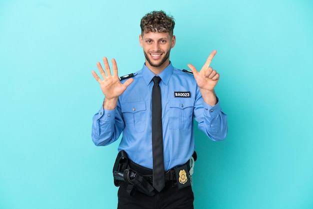 Joven policía rubio hombre aislado blanco sobre fondo azul contando siete con los dedos