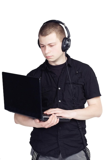 Joven con portátil y auriculares sobre fondo blanco.