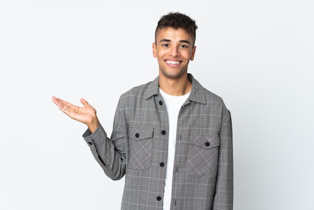 Joven posando aislado contra la pared en blanco