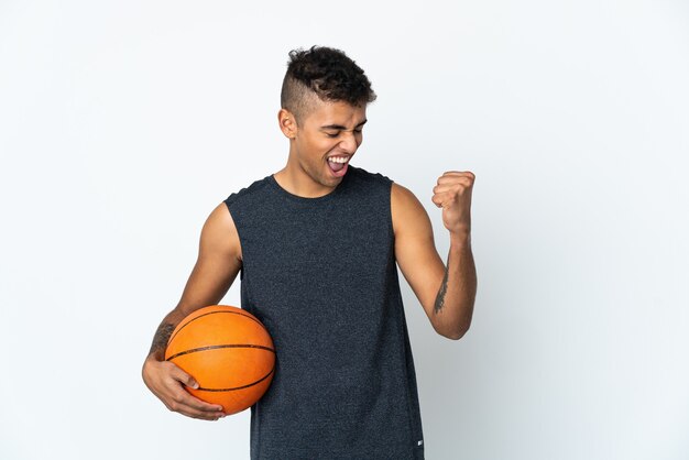 Joven posando aislado contra la pared en blanco