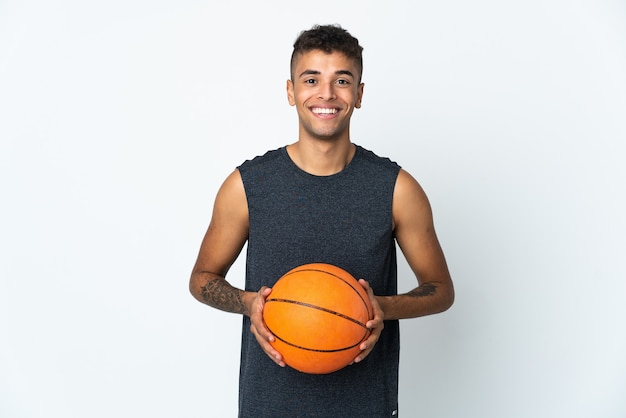 Joven posando aislado contra la pared en blanco