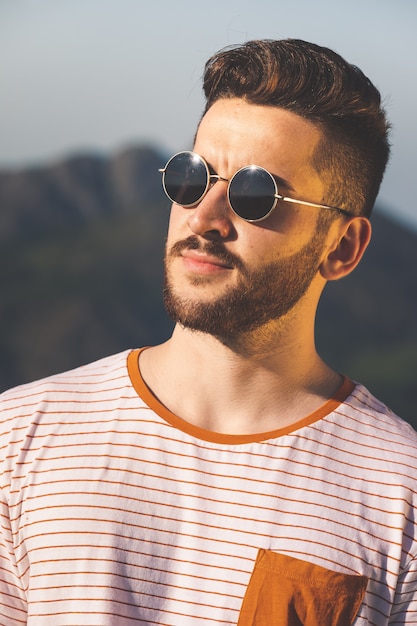 Joven posando para una foto en la montaña.