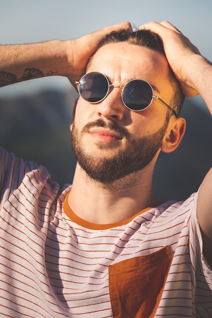 Joven posando para una foto en la montaña.