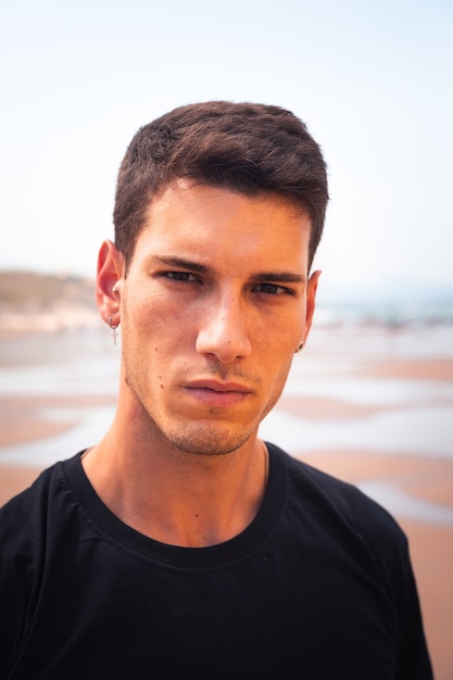 Joven posando en la playa de Ilbarritz, en Biarritz, País Vasco.