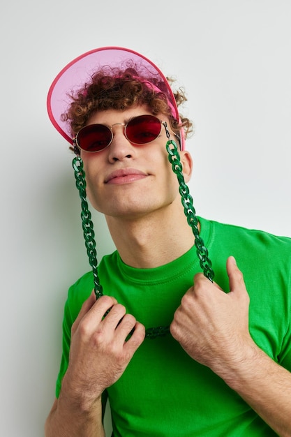 Joven posando sobre un fondo blanco en una camiseta verde