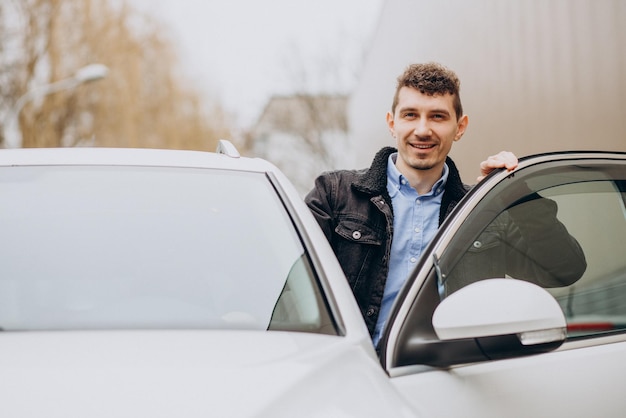 joven, posición, por, el, coche