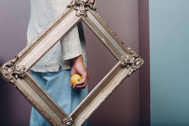 joven, posición, con, marco, con, manzana, en, estudio