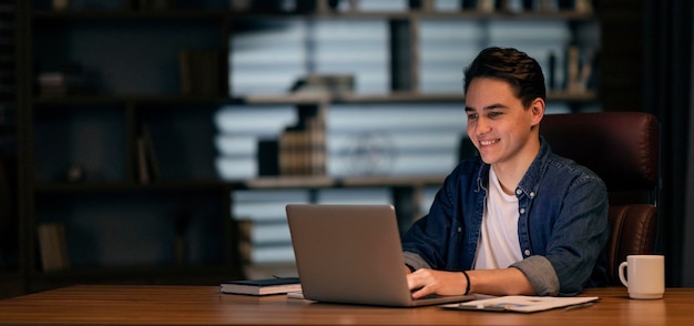 Foto joven positivo trabajando en un proyecto a altas horas de la noche