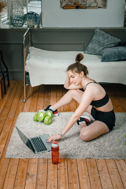 La joven practica deporte en casa