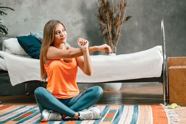 La joven practica deporte en casa