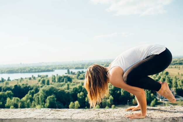 Joven practica yoga afuera