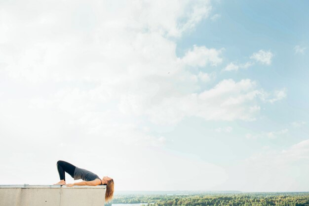 Joven practica yoga afuera