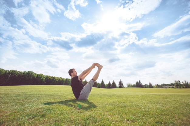 Joven practica yoga al aire libre estilo de vida saludable