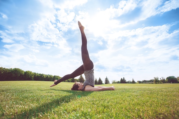 Joven practica yoga al aire libre estilo de vida saludable