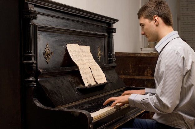 Joven practicando en un piano