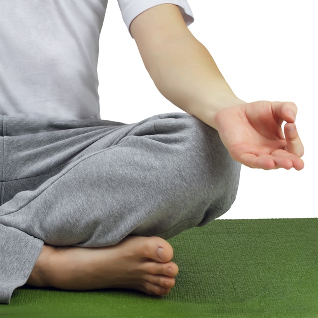 Joven practicando yoga aislado en blanco