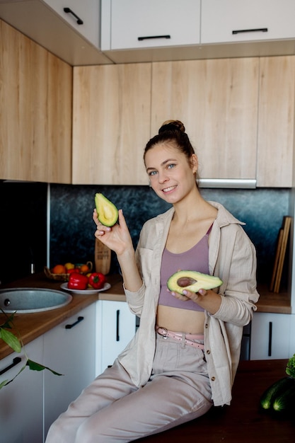 Una joven prepara ensalada de verduras en casa Cocina vegana