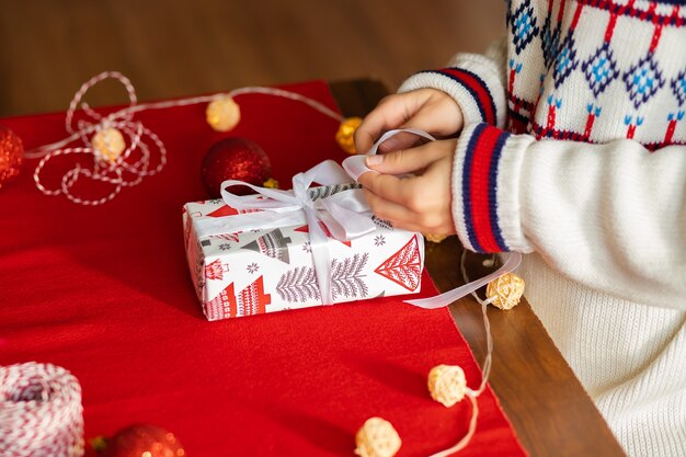 Una joven prepara regalos para familiares y amigos.