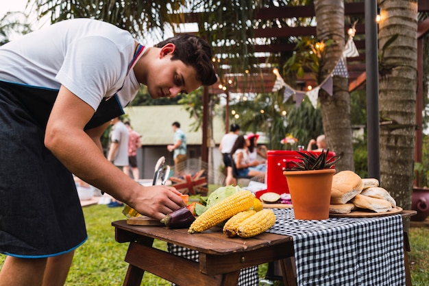 El joven prepara las verduras