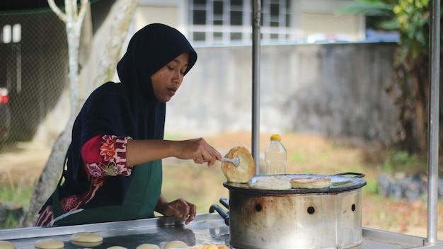 Un joven preparando comida en la cocina.