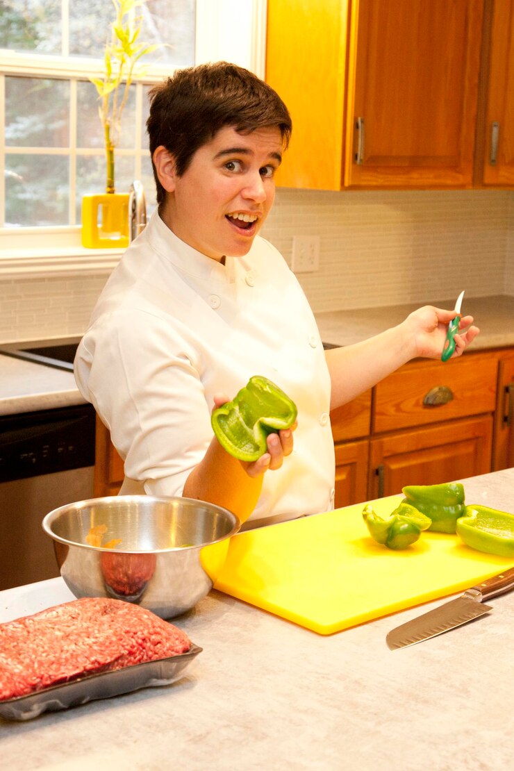Foto un joven preparando comida en la mesa de su casa