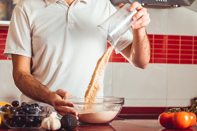 El joven preparó los ingredientes para cocinar