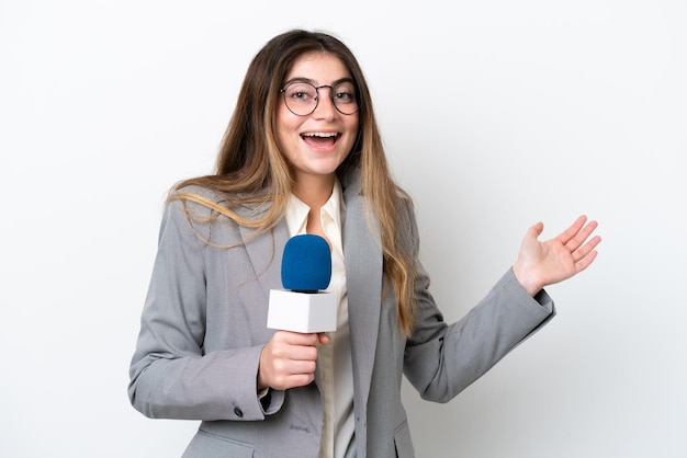 Joven presentadora de televisión caucásica mujer aislada sobre fondo blanco con expresión facial sorprendida