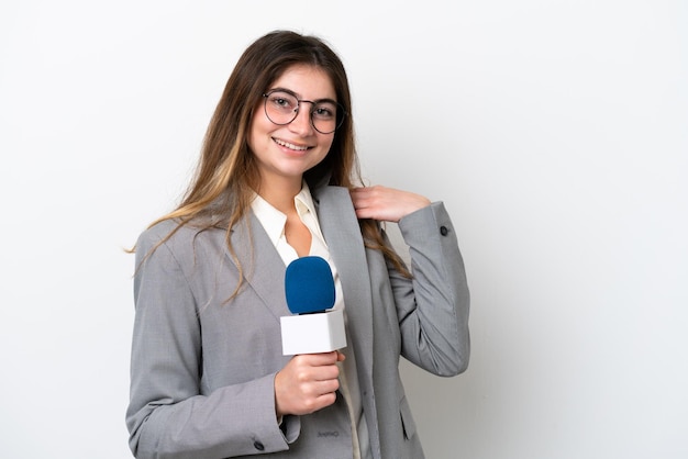 Joven presentadora de televisión caucásica mujer aislada sobre fondo blanco riendo