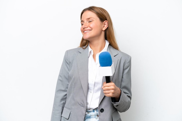 Joven presentadora de televisión caucásica mujer aislada sobre fondo blanco riendo