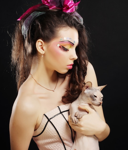 Joven princesa con gato Sphynx.