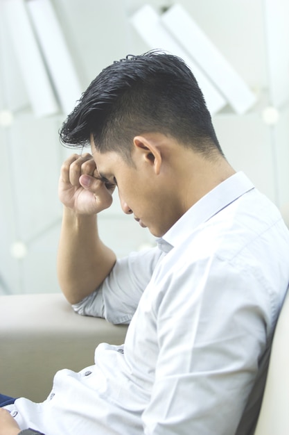 Foto joven con problemas y estrés en casa