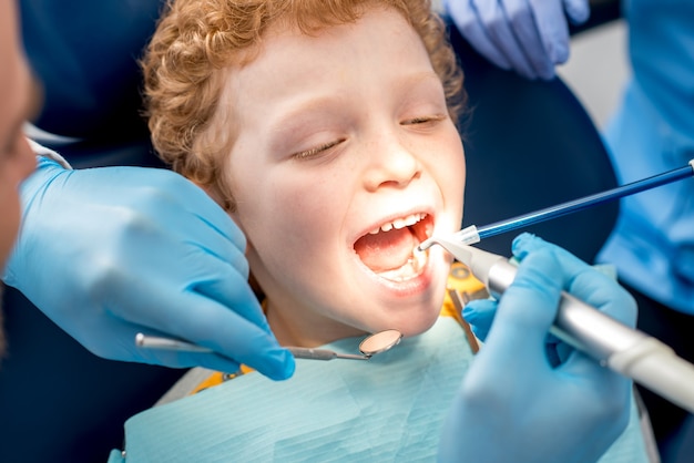 Joven durante el procedimiento dental en el consultorio dental