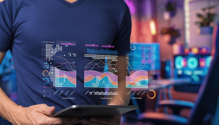 Foto joven profesional interactuando con la visualización de datos digitales futuristas en la pantalla de la tableta en un espacio de trabajo moderno con decoraciones de fondo coloridas