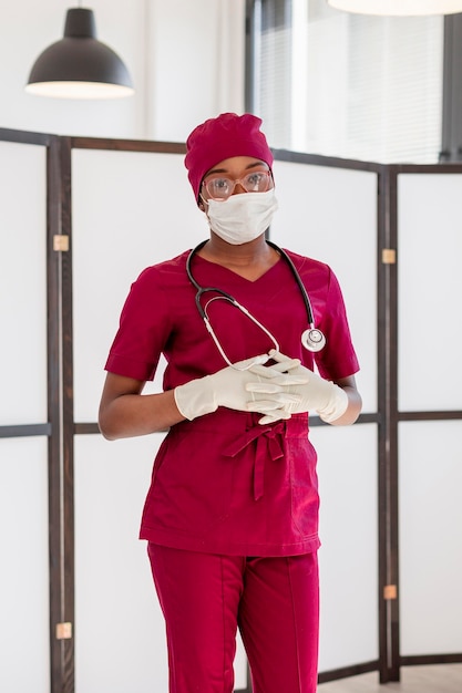 Joven profesional médico en uniforme médico