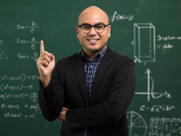 Joven profesor asiático enseña videoconferencia con estudiante