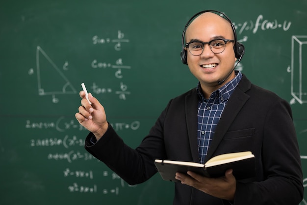 Joven profesor asiático enseña videoconferencia con estudiante