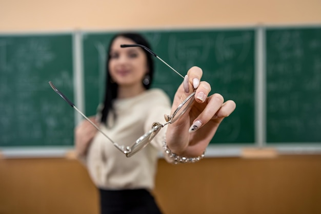 Joven profesor en el aula contra la pizarra