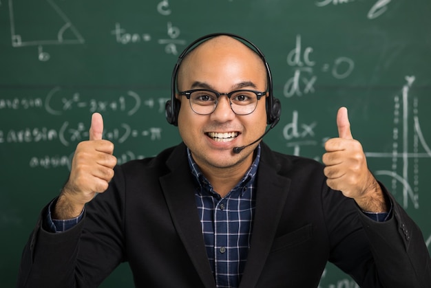 Joven profesor indio mirando a la cámara sentado enseñando transmisión en vivo de videoconferencia en línea