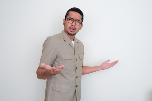 Joven profesor indonesio mirando a la cámara con expresión confusa