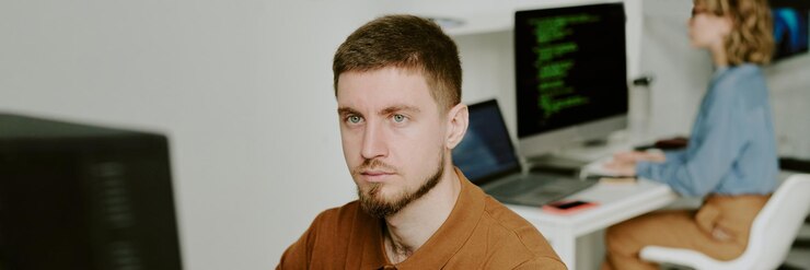 Foto joven programador masculino centrado en el trabajo banner del sitio web