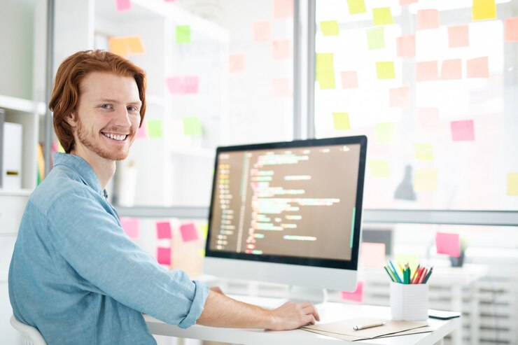 Foto joven programador