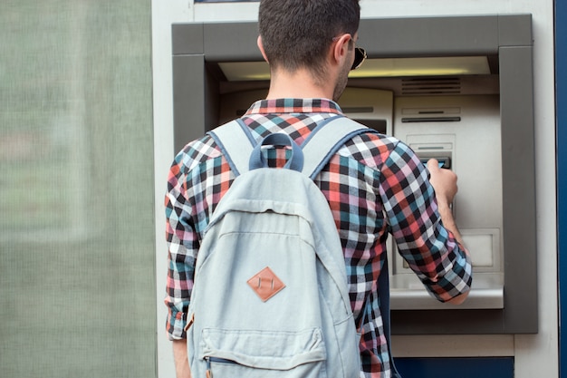 Joven puso su tarjeta de crédito en el cajero automático