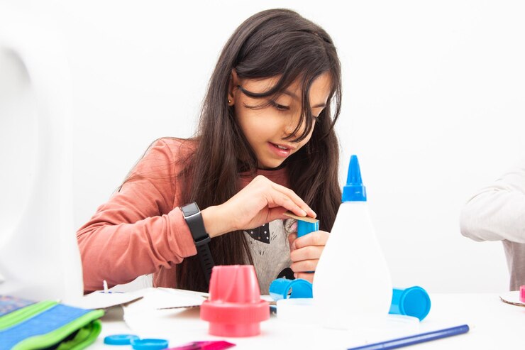 Foto una joven que juega un papel profesional en las ciencias de la vida podría ser bióloga, doctora e investigadora.
